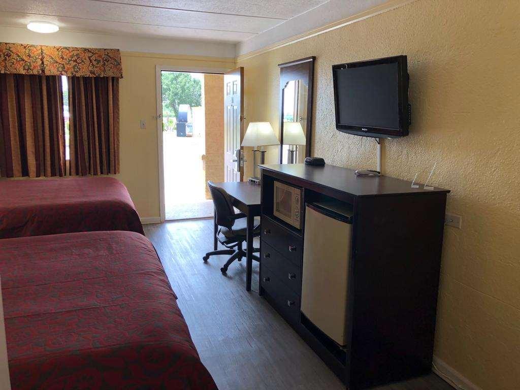 Days Inn By Wyndham Gainesville Room photo