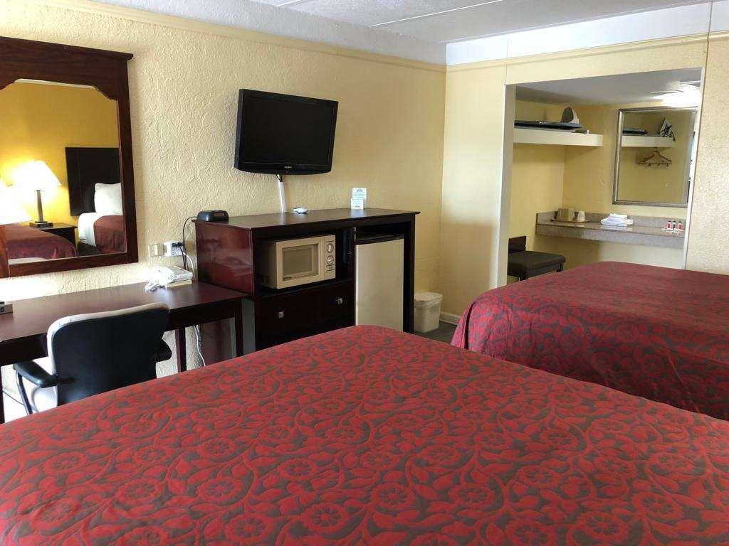 Days Inn By Wyndham Gainesville Room photo