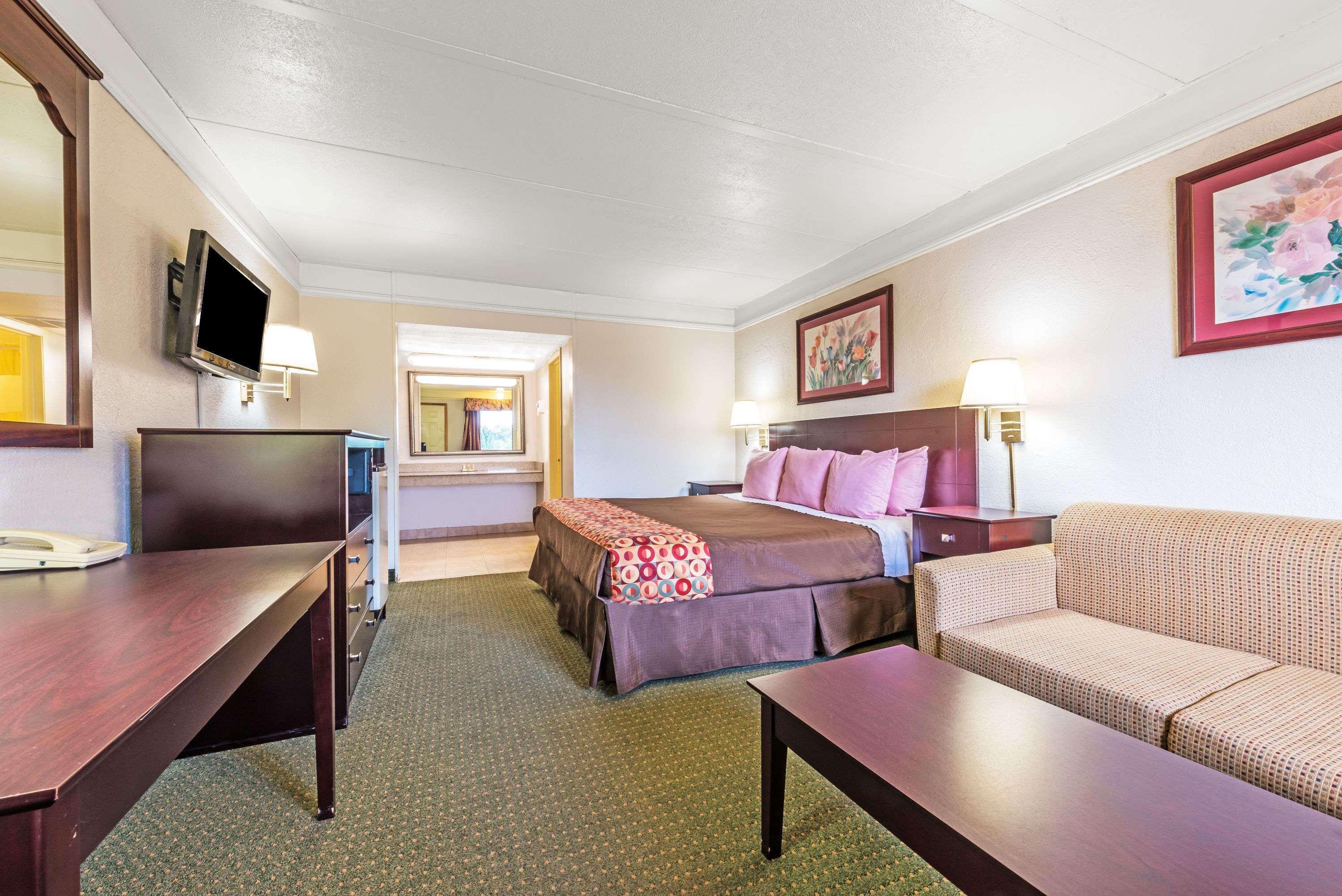 Days Inn By Wyndham Gainesville Exterior photo