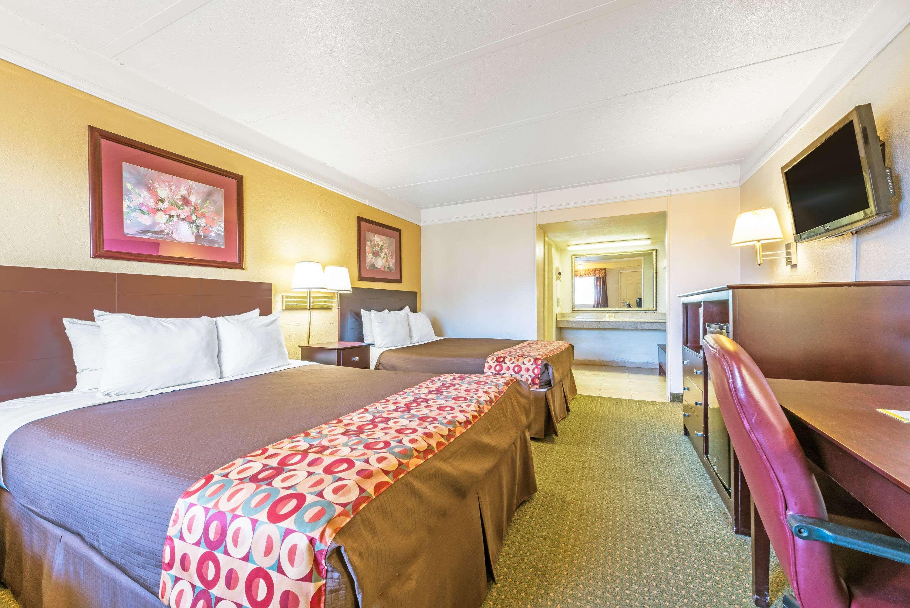 Days Inn By Wyndham Gainesville Exterior photo