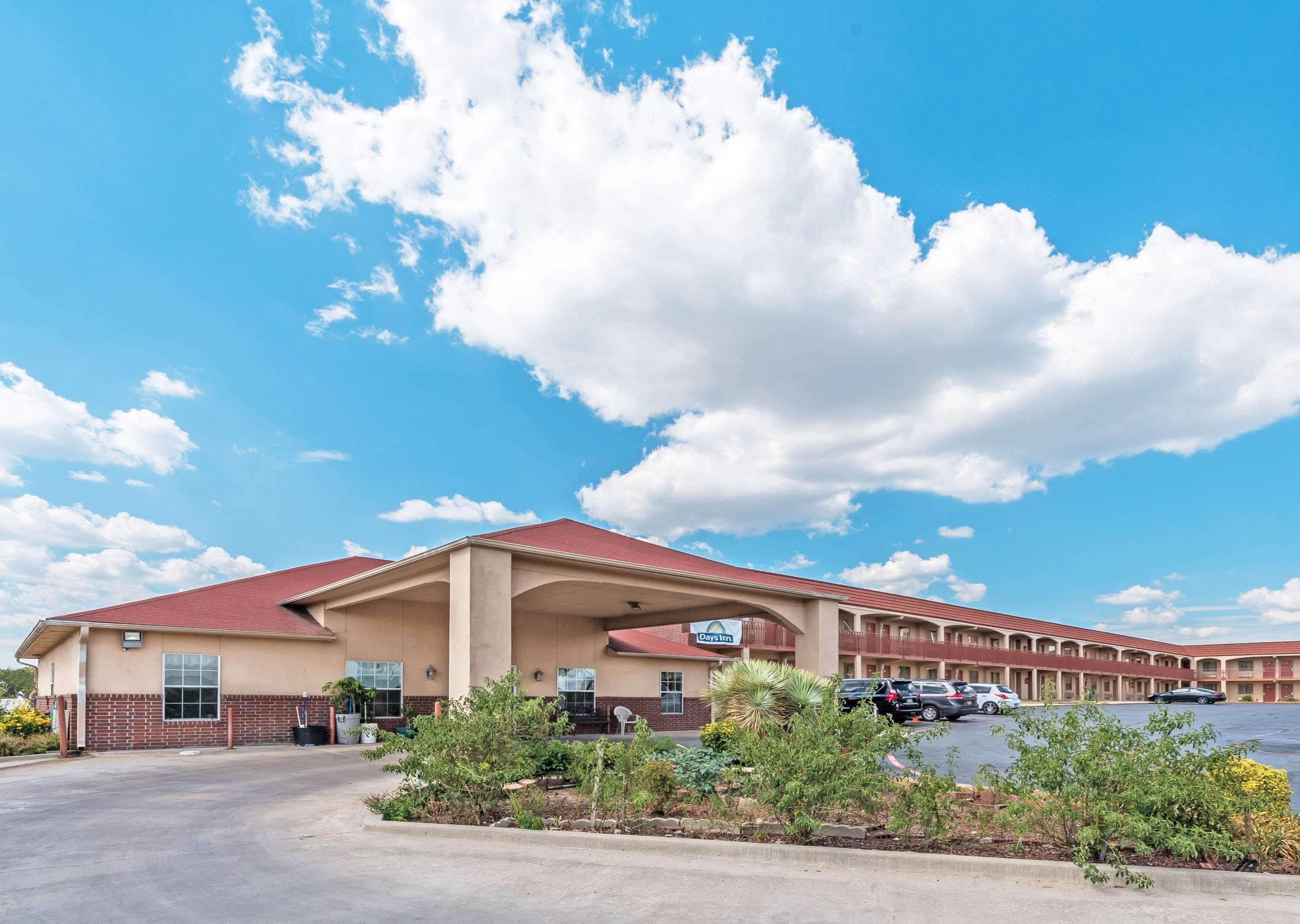 Days Inn By Wyndham Gainesville Exterior photo