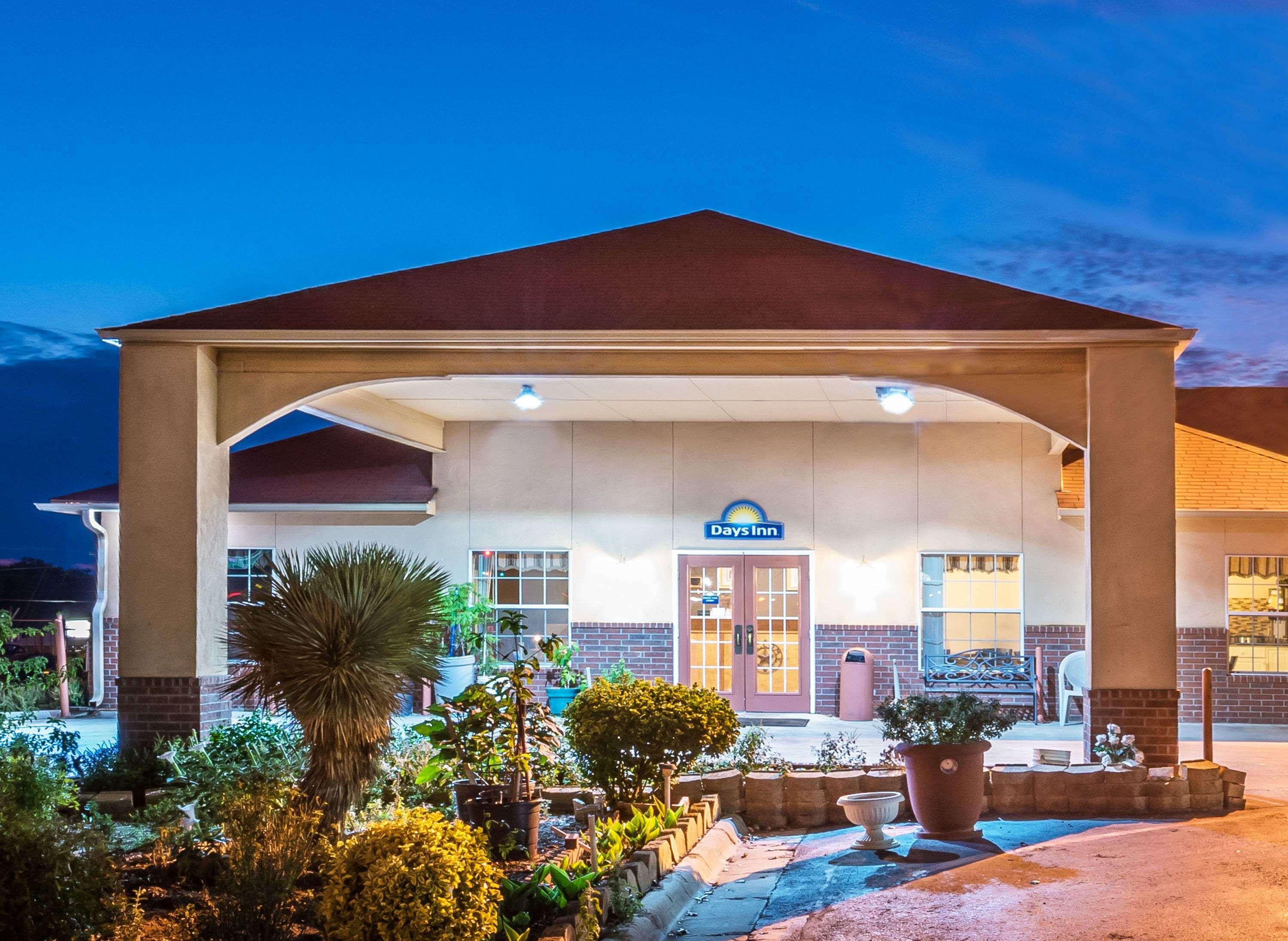 Days Inn By Wyndham Gainesville Exterior photo