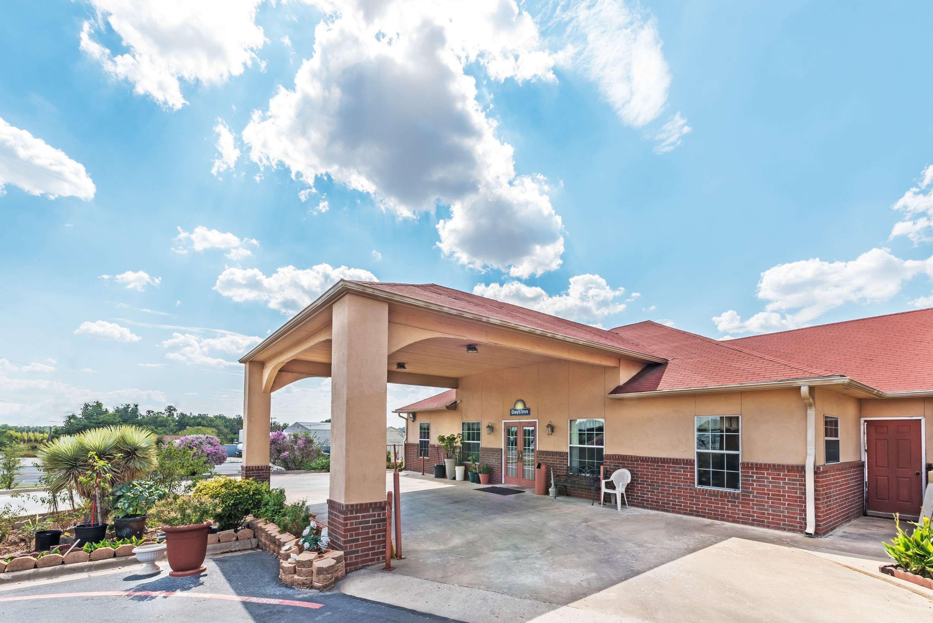 Days Inn By Wyndham Gainesville Exterior photo