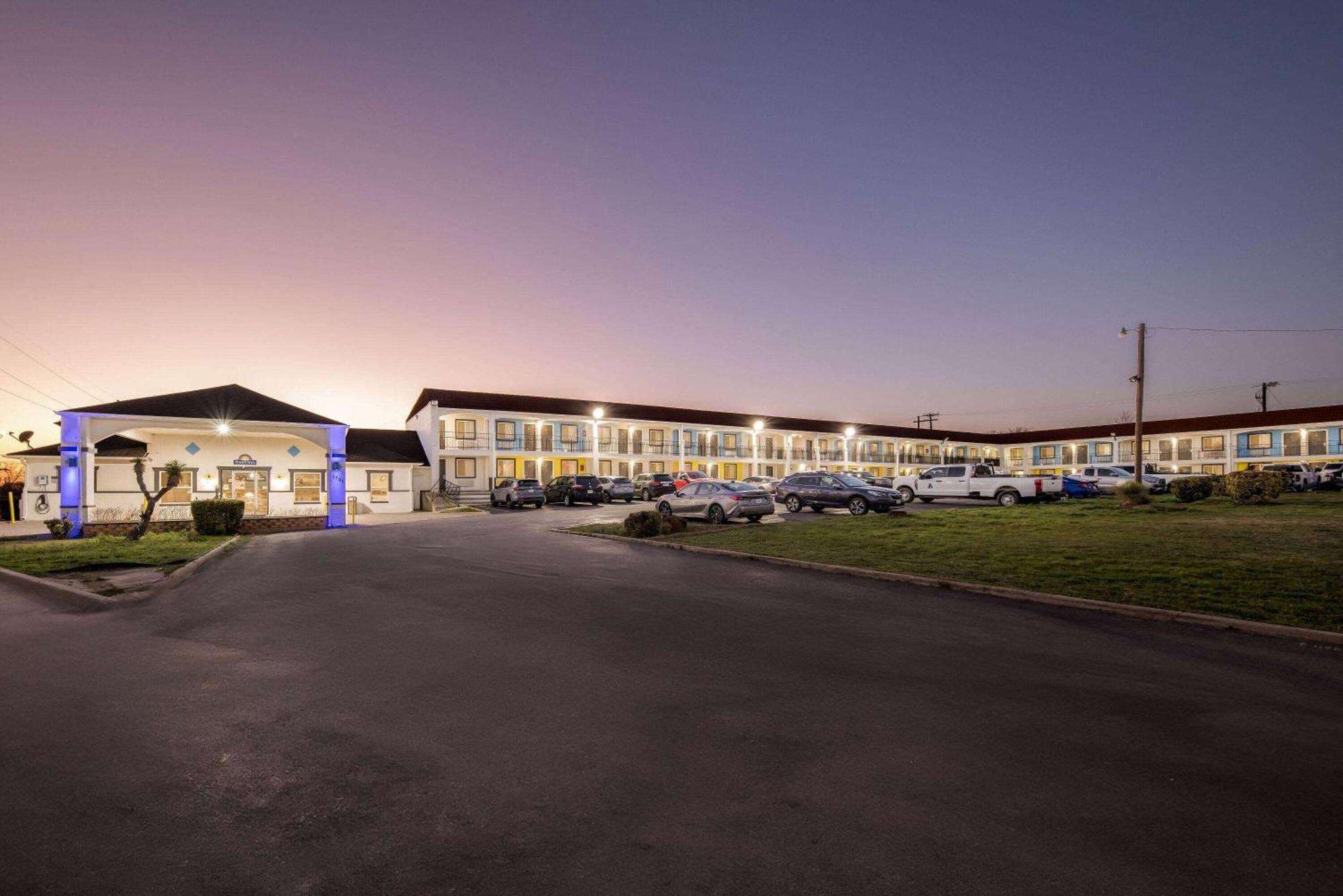Days Inn By Wyndham Gainesville Exterior photo