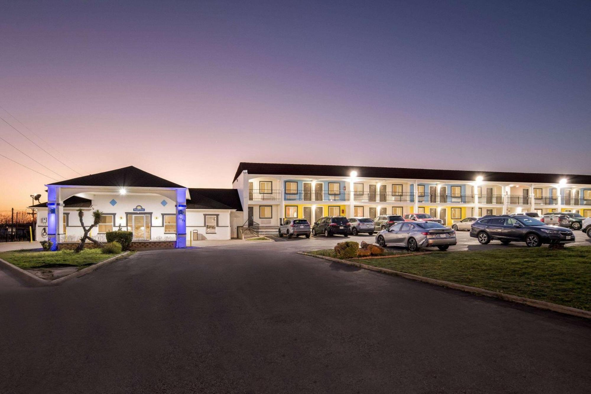 Days Inn By Wyndham Gainesville Exterior photo