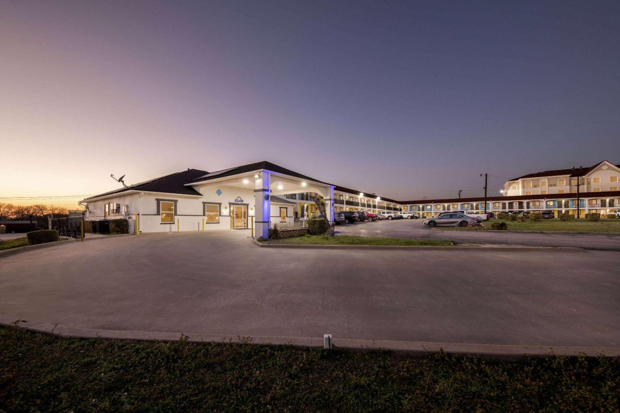 Days Inn By Wyndham Gainesville Exterior photo